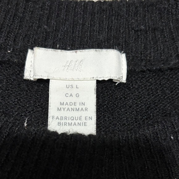 10/$30 H&M Black and White Sweater - Picture 2 of 9